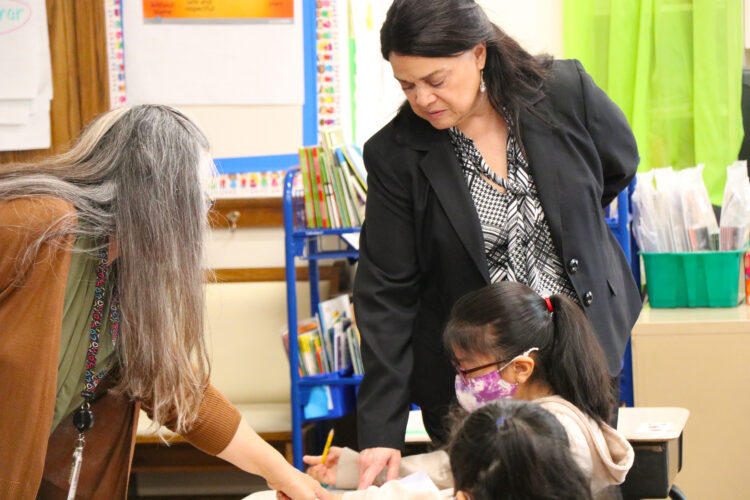 Gates Elementary State Superintendent Visits East Aurora Schools