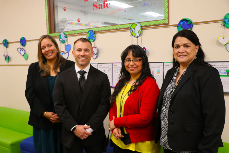 Gates Elementary State Superintendent Visits East Aurora Schools